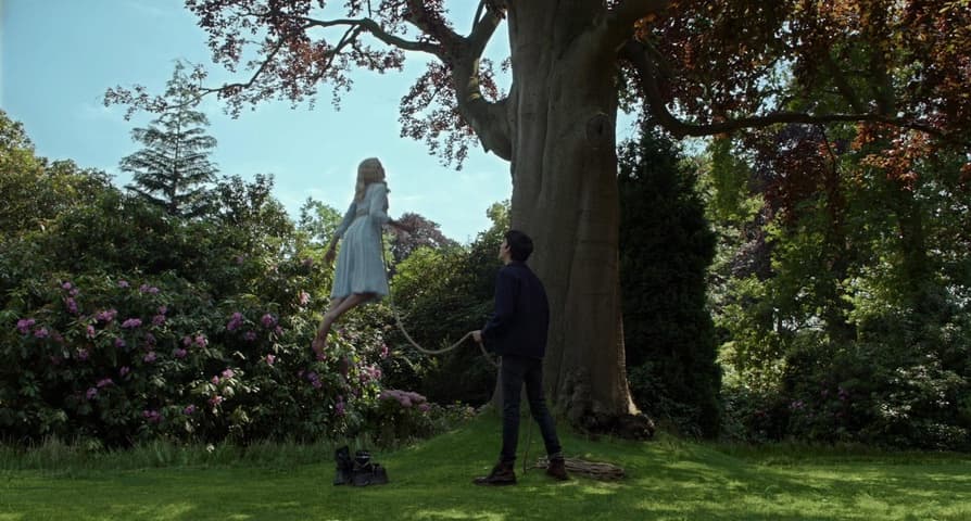 Miss Peregrine's Home for Peculiar Children frame 3